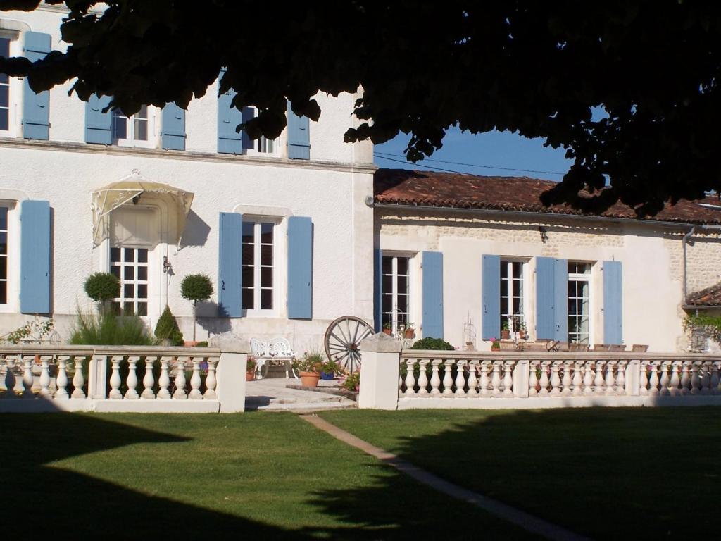 Le Four A Pain Hotel Saint-Jean-dʼAngély Екстериор снимка