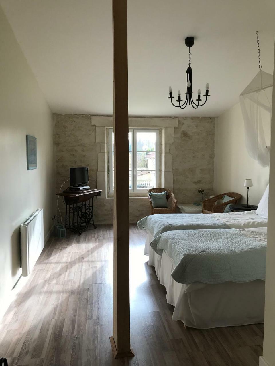 Le Four A Pain Hotel Saint-Jean-dʼAngély Екстериор снимка